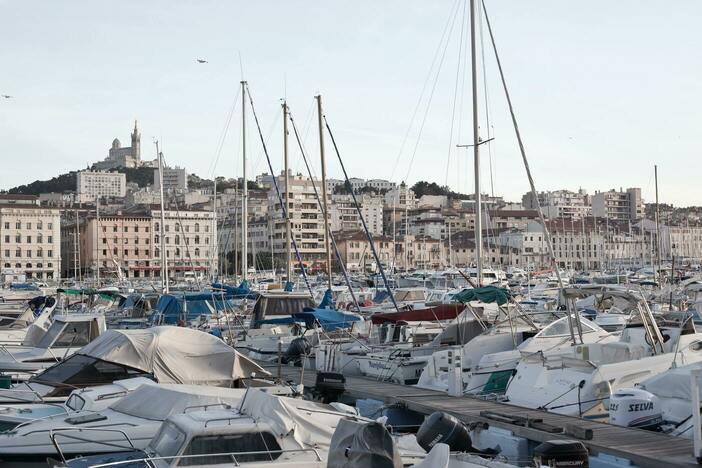 Image de la chambre d'hôtel montrant des bateaux